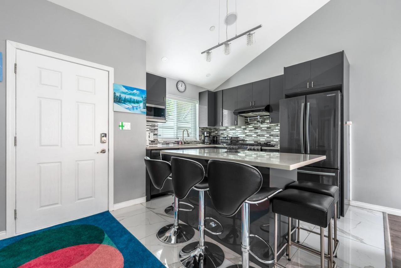Stylish Dual Bedroom Suite In Van West Vancouver Exterior photo